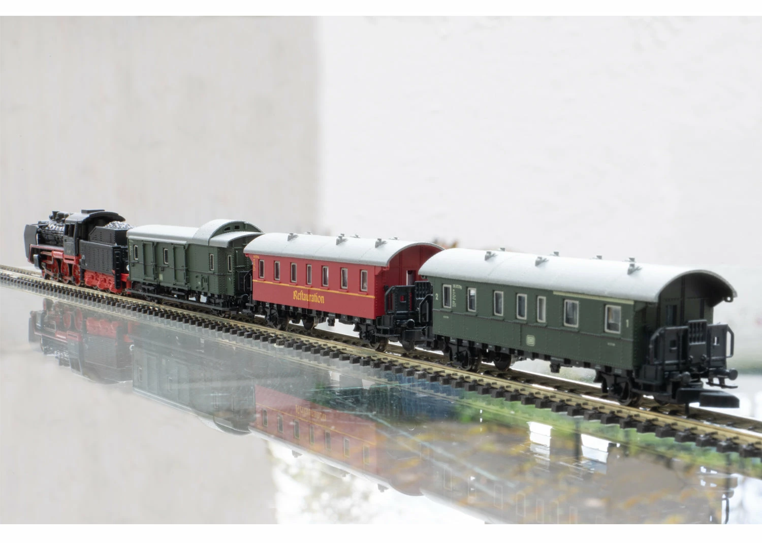 Märklin 81874 Z Scale American Museum Passenger Starter Set With Steam Loco - Standard DC 1 Märklin 81874 Z Scale American Museum Passenger Starter Set With Steam Loco - Standard DC